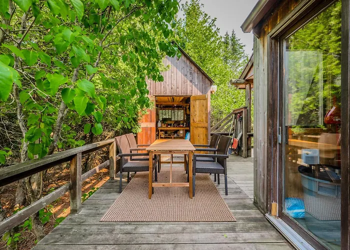 Pet Friendly hotel: Lands End Private Tobermory Waterfront Escape