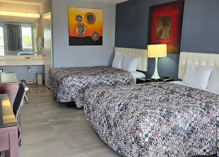 Cheap hotel: Deluxe Inn Airport