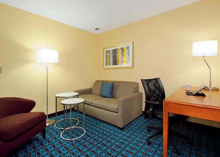 Hotel with pool: Fairfield Inn & Suites Colorado Springs South