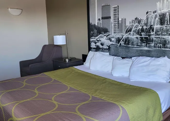 Hotel with pool: Super 8 By Wyndham Aurora/Naperville Area