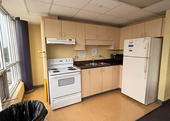 Cheap hotel: Hotel Laurier - King Street Residence