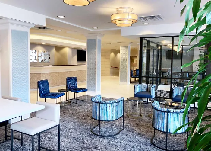 Hotel with pool: Doubletree By Hilton Milwaukee Downtown