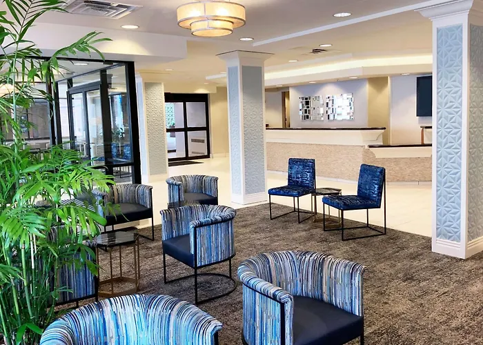 Hotel with pool: Doubletree By Hilton Milwaukee Downtown