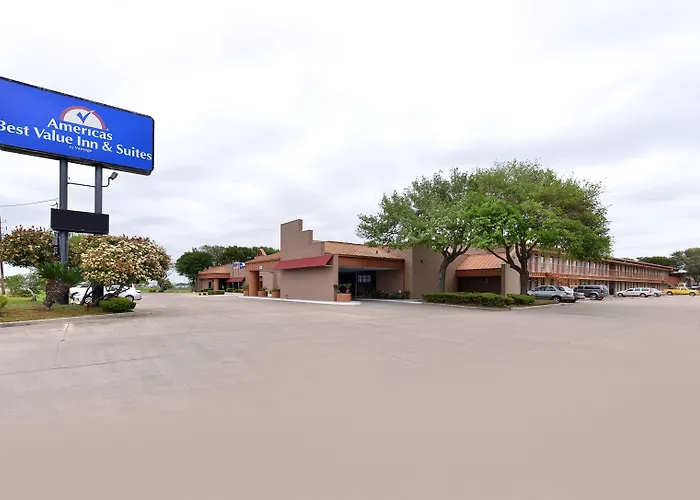 Hotel with pool: Americas Best Value Inn And Suites Victoria