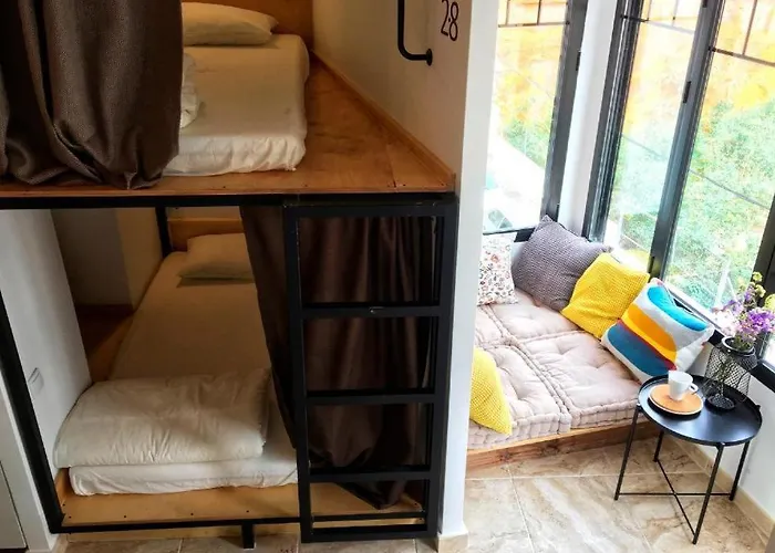 Hotel near College: Hostel Numero Trece - Albergue Juvenil - Free Towels, Coffee & Tea, Remote Check-In (Adults Only)