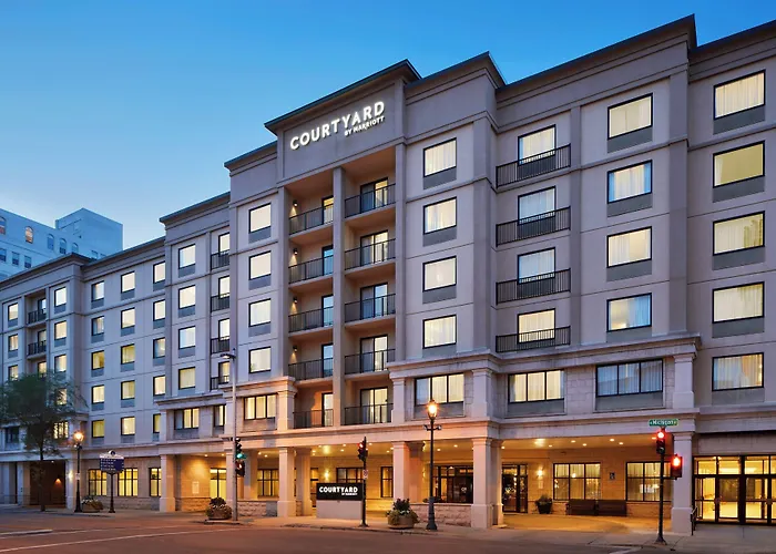 Hotel near College: Courtyard Milwaukee Downtown