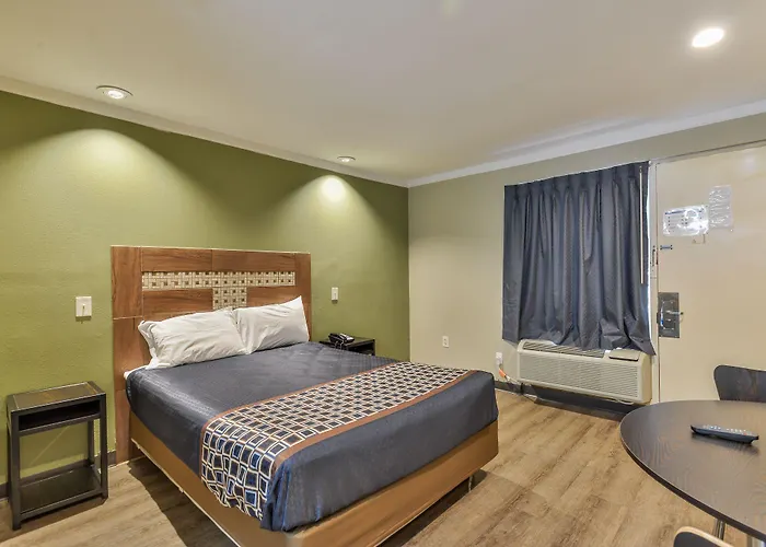 Motel: Budgetel Inn And Suites