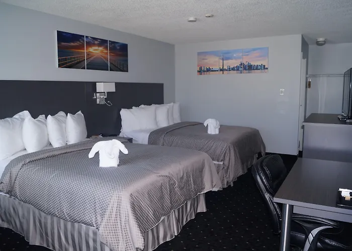 Hotel with pool: Howard Johnson By Wyndham Gananoque