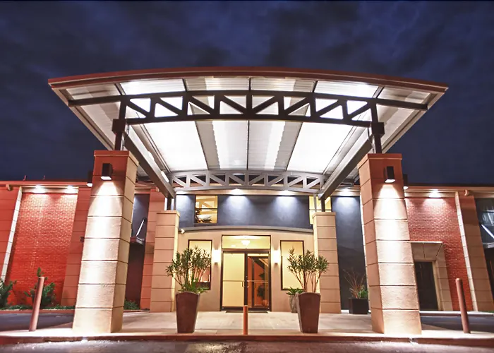 Hotel near College: 12 Oaks Hotel