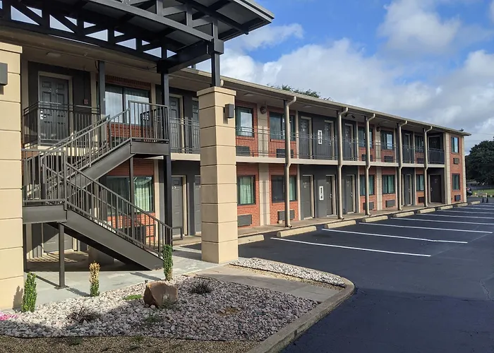 Hotel near College: 12 Oaks Hotel