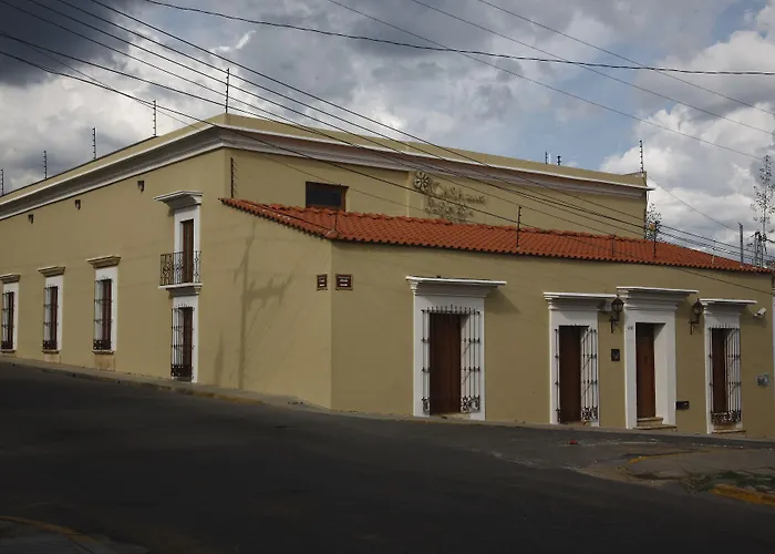 Hotel near College: Casa De Las Flores Hotel