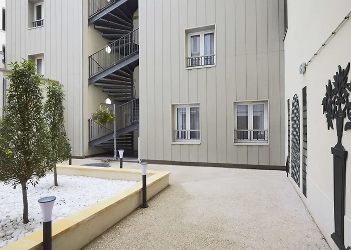 Kyriad Paris 18 - Porte De Clignancourt - Montmartre