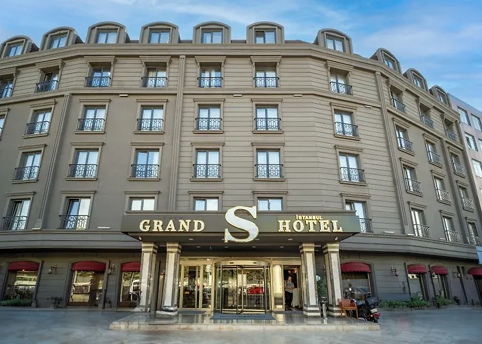 Hotel with pool: Grand S Hotel