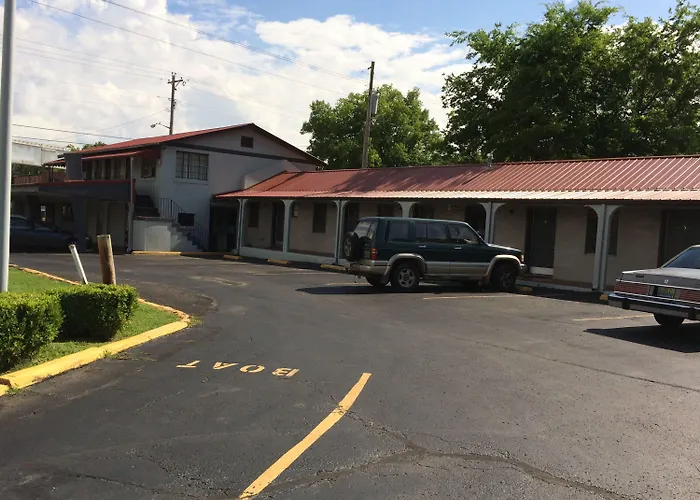 Pet Friendly hotel: Budget Inn - Scottsboro