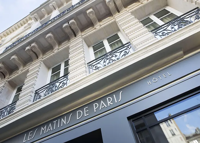 Hotel with pool: Les Matins De Paris & Spa
