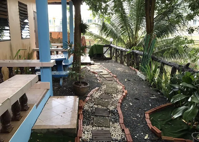 Oyo 75304 Riverside Guesthouse