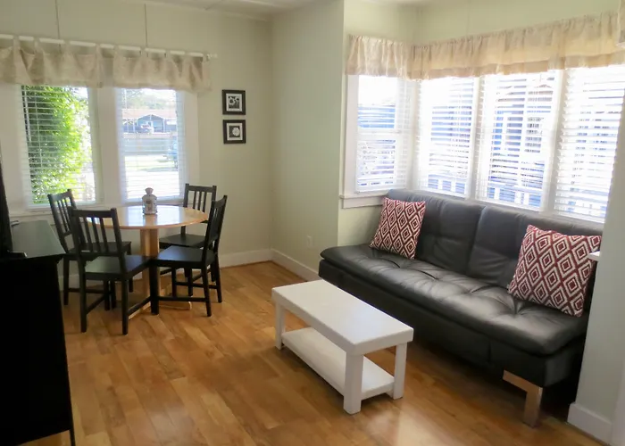 Cheap hotel: Boardwalk Cottages