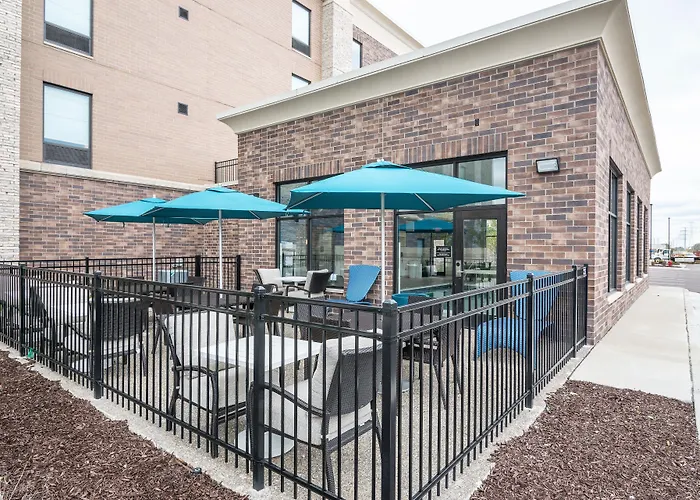Hotel with pool: Hampton Inn & Suites - Allen Park