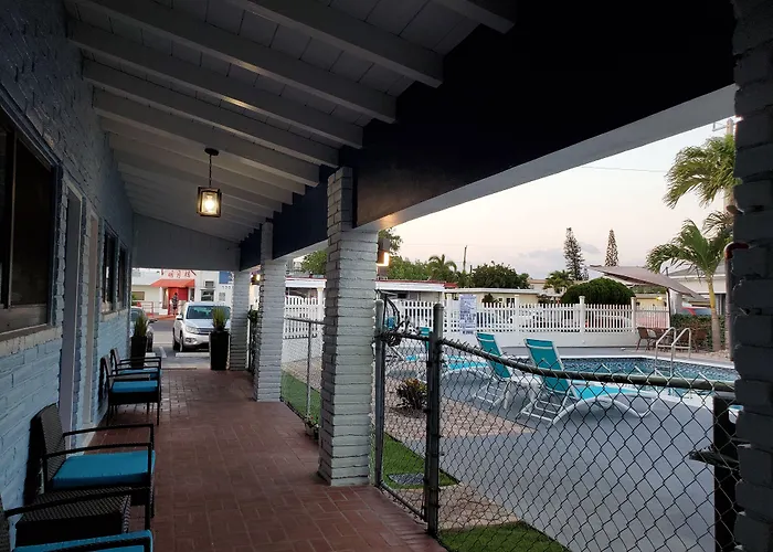 Hollywood Gardens Inn & Suites