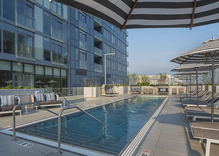 Level Chicago - Old Town