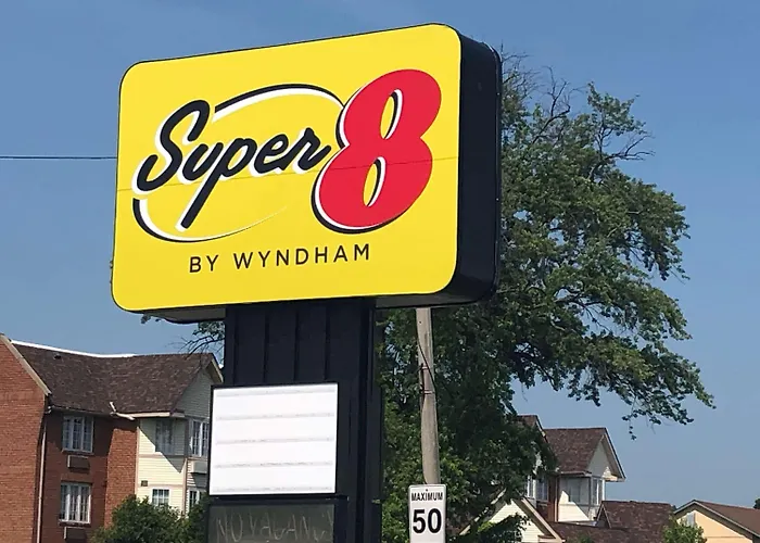 Pet Friendly hotel: Super 8 By Wyndham Niagara Falls On