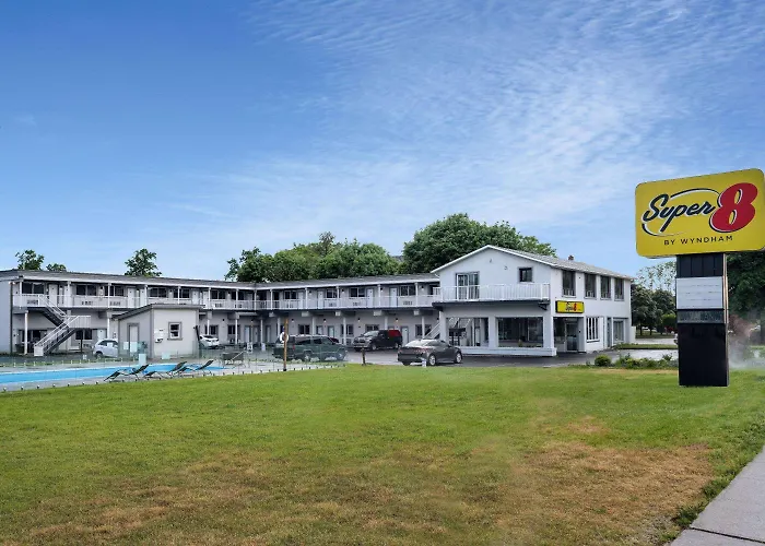 Pet Friendly hotel: Super 8 By Wyndham Niagara Falls On