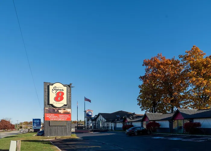 Luxury hotel only: Super 8 By Wyndham Gananoque - Country Squire Resort