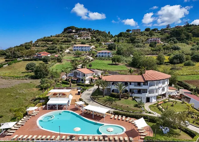 Hotel sulla spiaggia: LUZIA AGRIRESORT - Piscina Idromassaggio con Vista Mare Aperta fino alle ore 23-00