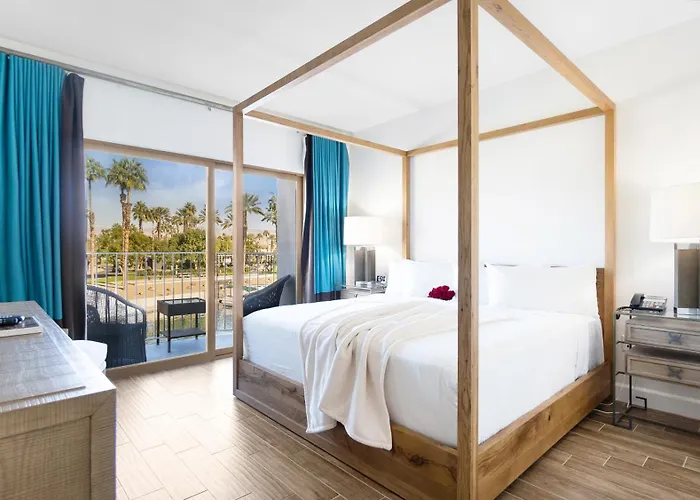 Hotel with Tennis: The Chateau At Lake La Quinta