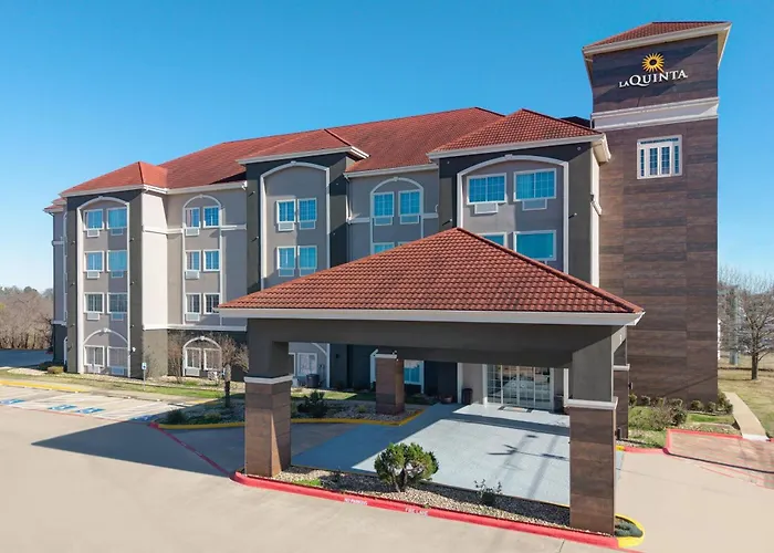 Hotel with view: La Quinta Inn And Suites By Wyndham Paris