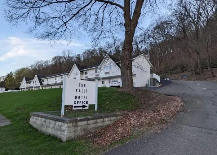 Motel: The Falls Motel - 2 Mi To " Watkins Glen State Park, Seneca Lake " And 4 Mi To Watkins Glen International Track " The Glen "