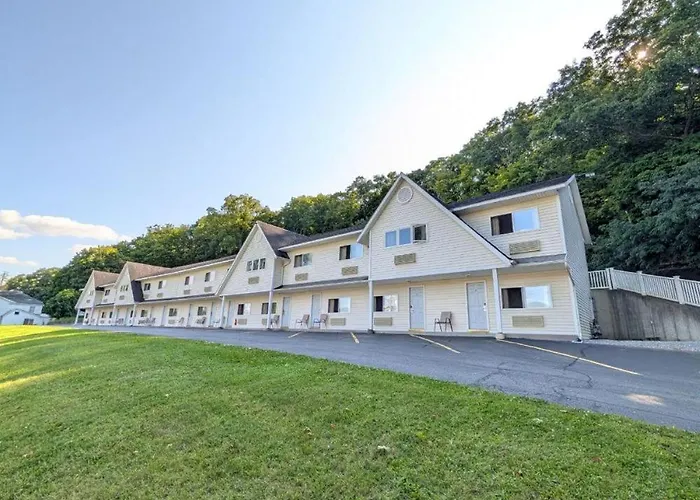 Motel: The Falls Motel - 2 Mi To " Watkins Glen State Park, Seneca Lake " And 4 Mi To Watkins Glen International Track " The Glen "