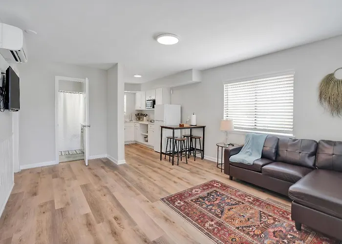 Beach hotel: Dry Dock Inn