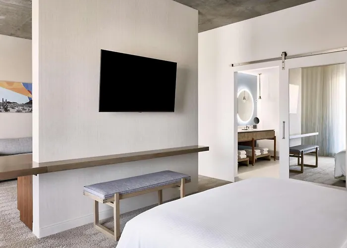 Hotel with Tennis: Adero Scottsdale Resort, Autograph Collection