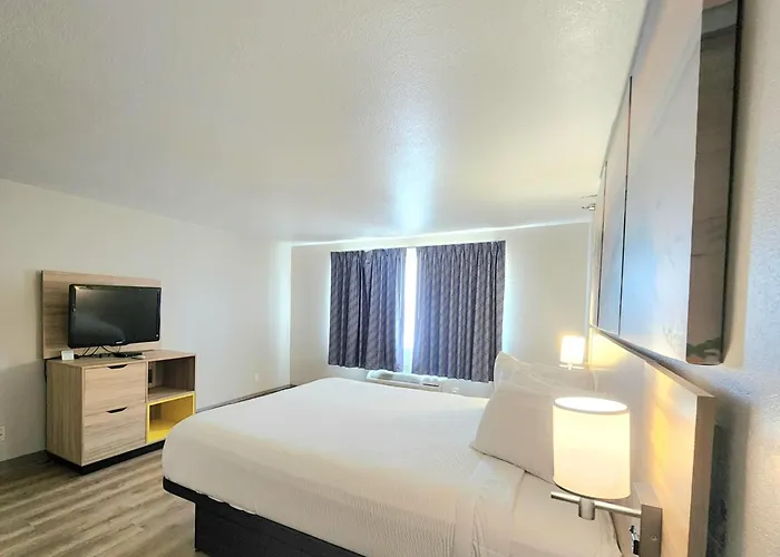 Beach hotel: Days Inn & Suites By Wyndham Corpus Christi Central