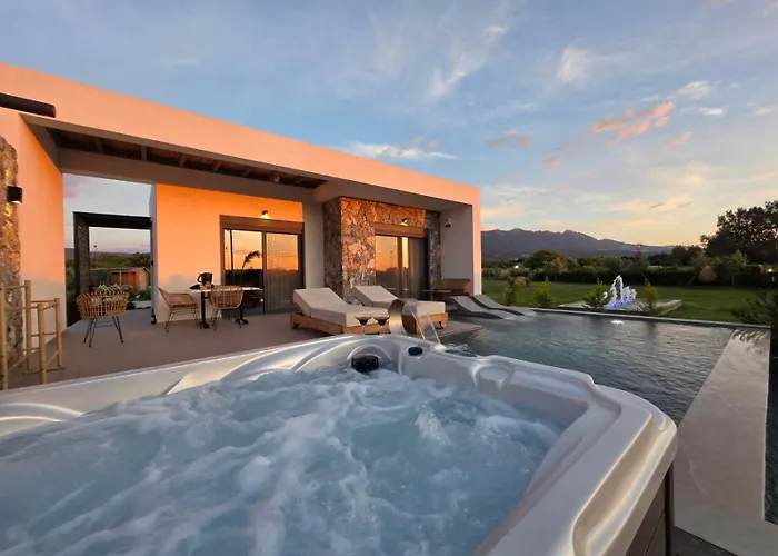 Vakantiehuis: Aphrodite Luxury Suites - Private Heated Pool & Jacuzzi