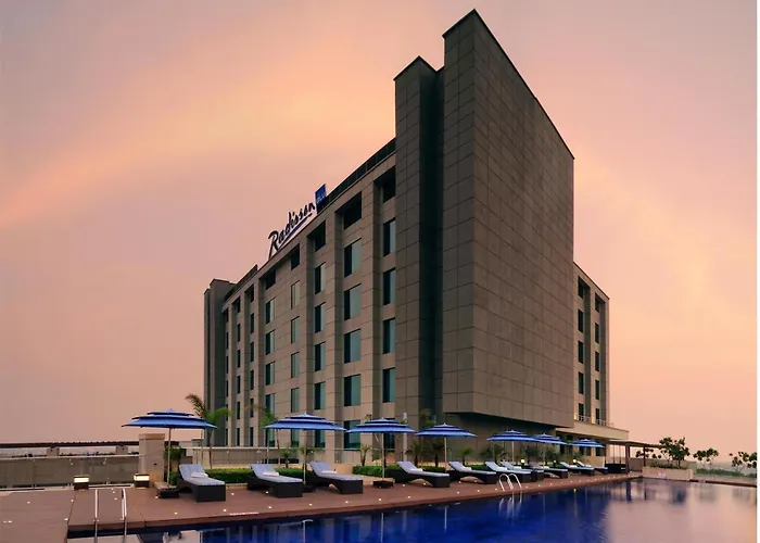 Hotel with pool: Radisson Blu Hotel New Delhi Paschim Vihar