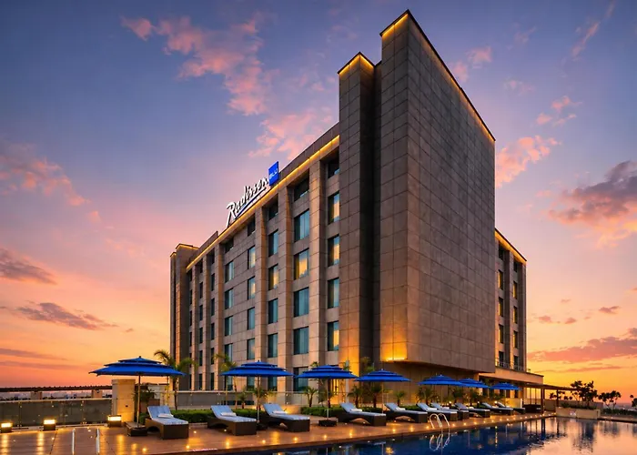 Hotel with pool: Radisson Blu Hotel New Delhi Paschim Vihar