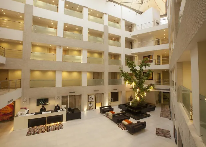 Hotel with pool: Avalon Courtyard Residence Suites