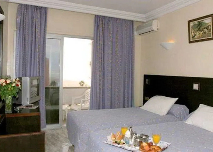 Hotel with Tennis: Hotel De La Corniche