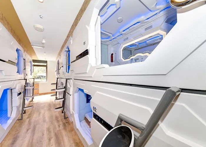 Lodge: Space Q Capsule Hotel