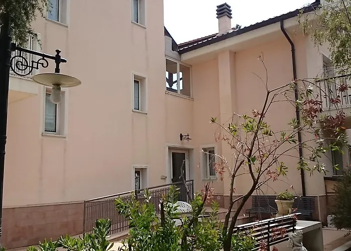 Hotel Holiday House