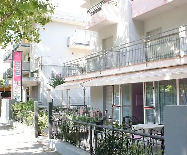 Hotel con piscina: Hotel Midi