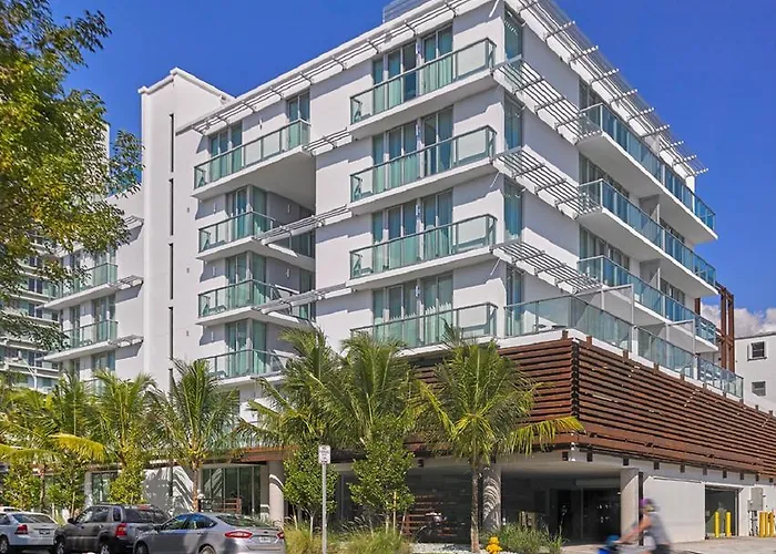 Miami Beach hotels near Bayside Marketplace