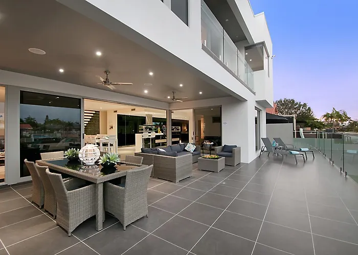 Beach hotel: Waterfront Splendour