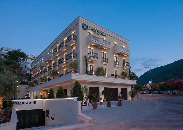 Luxury hotel only: Hotel Moskva